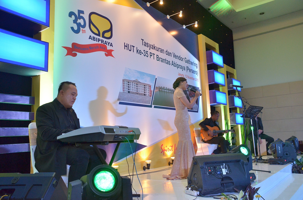 Pertunjukan musik pada HUT ke-35 Brantas Abipraya