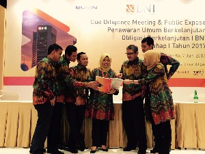 Sesi penyerahan dokumen pada Public Expose BNI